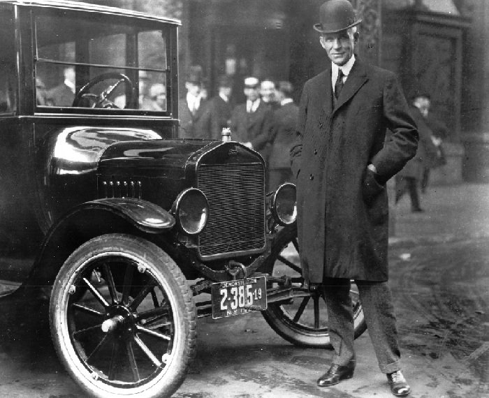 Henry Ford muestra uno de sus coches